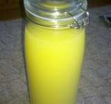 Затем настойку процеживаем, отжимаем мякоть, добавляем сахар, перемешиваем и снова ставим в теплое место на 10 дней. Каждый день бутылку необходимо встряхивать (чтобы сахар растворился).