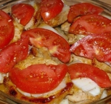 На противень выкладываем порезанный лук, кусочки мяса, кружки помидор, поливаем все маринадом, прикрываем фольгой и отправляем в духовку на 40 минут.	