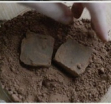 Каждый кубик обваливаем в какао.	