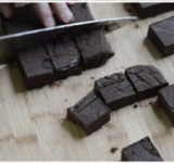 Окончательно взбиваем шоколад до густой массы, и переливаем ее на противень, застеленный фольгой, разравниваем шоколад ложкой и ставим в холодильник на 2 часа (до затвердевания). Нарезаем затвердевшую массу на небольшие квадратики.	