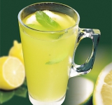 Аккуратно сливаем настойку над осадком, напиток готов, можно подавать гостям.