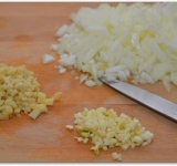 Мелко нарезаем чеснок, лук и имбирь.