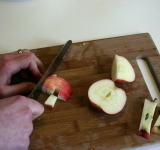 Яблоки моем, вырезаем серединку и нарезаем дольками.