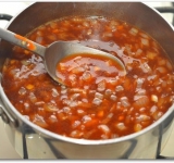 Добавляем в раствор смесь овощей, хорошо перемешиваем и даем соусу закипеть.