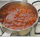 Постоянно перемешивая соус, вливаем тонкой струйкой крахмал. Все перемешиваем и варим, пока соус не достигнет желаемой консистенции.