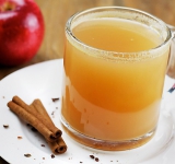 Разливаем сок по кружкам и подаем к столу. Яблоки из сока тоже невероятно вкусные, поэтому выбрасывать их не стоит.