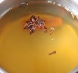 В литровую кастрюлю наливаем яблочный сок, добавляем яблоки и специи. Подогреваем сок на малом огне и доводим до кипения, выключаем. Добавляем коньяк, хотя этот пункт можно опустить.