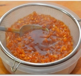 Процеживаем соус, для красоты, но с овощами на самом деле он вкуснее.