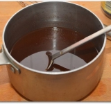 В кастрюле перемешиваем соус, вино, сок, кетчуп, уксус и сахар.