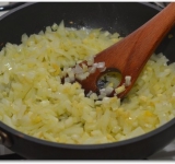 На сковороде на растительном масле обжариваем порезанные овощи, буквально 2 минуты, пока лук не станет прозрачным.