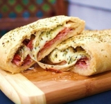 Ставим противень в предварительно разогретую духовку на 10-12 минут. Пицца-рулет готова! Приглашаем всех к столу!