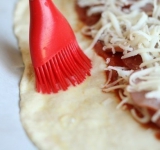 Яйцо взбиваем и смазываем незаполненные края теста.