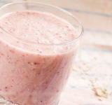 Приготовим смузи с клюквой и овсянкой, для этого опять же перемешиваем овсянку с водой и даем постоять. В блендер помещаем банан, овсянку и клюкву, перемешиваем. Доливаем воду и добавляем мед, вновь все хорошо перемешиваем. Напиток готов!