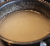 Сахар заливаем водой и ставим на средний огонь.