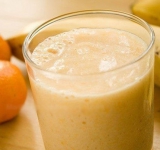 Приготовим смузи с бананом и мандарином, для этого в блендере перемешиваем банан с мандарином, добавляем воду, мед и немного корицы. Напиток готов! Приятного вам аппетита и продуктивного дня!