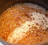 Даем массе закипеть и снимаем с огня.	