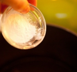 Добавляем немного оставшегося маринада, туда же высыпаем кукурузный крахмал.	