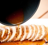 Поливаем соусом, и украшаем зеленым луком!	