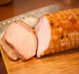 Режим свиную корейку на части.	