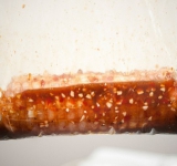 Кладем свиную корейку в мешок, отжимаем воздух и помещаем мариноваться в холодильник на 6-8 часов.	