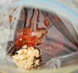 В мешочке смешиваем соевый соус, кунжутное масло, Ворчестерский соус, чеснок, сахар, луковый порошок, перец и чесночный соус. Закрываем и встряхните хорошо, чтобы все компоненты перемешались.	