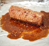 Противень накрываем фольгой, сверху выкладываем свинину, и поливаем ее маринадом. Ставим противень в предварительно разогретую духовку на 15-20 минут.	