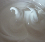 Ставим кастрюлю на водяную бани и начинаем взбивать белки на высокой скорости миксера – 7-8 минут. Уже на 4 минуте белки становятся плотными.