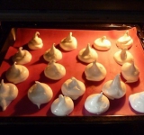 Ставим противень в предварительно разогретую духовку на 1-2 часа.