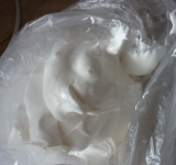 Перекладываем белки в пекарский мешок (пакет). Выкладывается белки неудобно, потому что масса очень плотная.