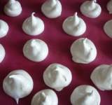 Выдавливаем взбитые белки на противень, застеленный пергаментом.