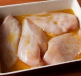 Перекладываем куриное филе в форму для запекания, заливаем соусом и равномерно распределяем его по мясу.