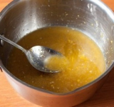 Перемешиваем мед, масло, соль, перец, сок и цедру одного лимона.