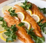 Ставим форму в предварительно разогретую духовку и запекаем 30-35 минут, пока филе не станет золотистым, а соус не выпарится. Чтобы мясо было сочным во время запекания необходимо поливать его периодически лимонно-медовым соусом. Вынимаем готовое мясо из духовки, остужаем, нарезаем, украшаем зеленью и ломтиками лимона и подаем к столу! Приятного аппетита!