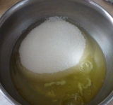 В кастрюлю помещаем белки, засыпаем сахаром.