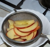 Отбрасываем яблоки на сито.