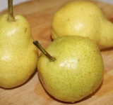 Фрукты для начинки моем, по желанию можно очистить их от кожуры.