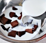 Вливаем молоко и сливки.	