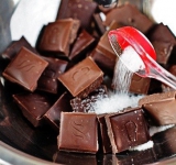 Для приготовления этого божественного напитка шоколад ломаем на кусочки и в кастрюльке ставим на водяную баню, добавляем сахар.	