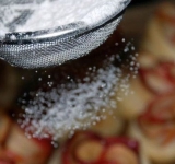 Розочки достаем, даем охладиться на решетке, и посыпаем сахарной пудрой в виде инея.