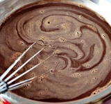 Добавляем специи, массу ставим на малый огонь и при постоянном помешивании доводим до кипения Перемешиваем пока шоколад полностью не раствориться а масса не станет однородной и равномерной.	