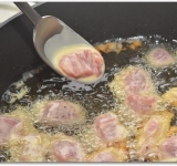 В глубокую сковороду наливаем растительное масло слоем в 1-1,5 см. Ставим сковороду на большой огонь, когда масло хорошо разогреться, переводим плиту на средний огонь и начинаем аккуратно ложкой выкладывать по отдельности каждый кусочек мяса.