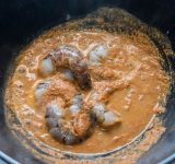 Затем добавьте креветки и готовьте на умеренно сильном огне 1 минуту, слегка помешивая.