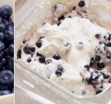 Осторожно подмешиваем в творог ягоды, чтобы не помять их.