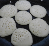 Разогретую сковороду с помощью кулинарной кисти смазываем растительным маслом, затем выливаем столовой ложкой тесто.	