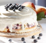 Оставшиеся сливки взбиваем с ванильной пудрой, закрепляем желатином и поливаем ими десерт, украшаем ягодами и вновь помещаем на несколько часов в холодильник!