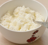 Для начинки перемешиваем творог, 50 г. сахара до его растворения. 300 мл сливок взбиваем в высокой емкости пока они не станут очень плотными.