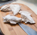 Отварите куриную грудку и порежьте на небольшие кусочки.	