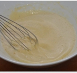 Приготовим кляр, для этого в небольшой посуде перемешаем пиво, с яйцом, получившуюся массу солим и перчим.