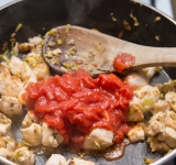 Добавьте рубленные томаты, специи (я люблю использовать базилик, орегано). Готовьте на слабом огне в течении 6-8 минут.	