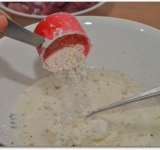 Постепенно добавляем муку и все хорошо вымешиваем венчиком.